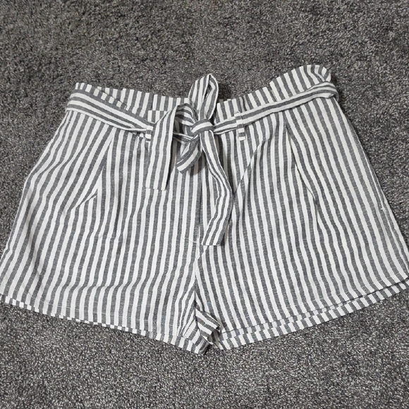 Love Tree Pants - Love Tree High-Waist Striped Tie-Waist Shorts - Gray & White